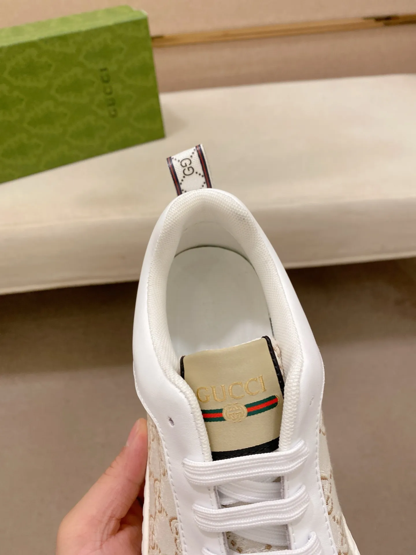 Men's shoes 💰 420 💰 High-quality new GUCCI counters are launched simultaneously. The new men's shoes, 😘fabrics are selected from imported cowhide, and the lining is sheepskin lining. 👍🏿 High-end ☄️ air-cushion molded anti-slip rubber outsole, exquisite lines, simple and elegant, comfortable and high-end for leisure travel. Code number: 38 to 44 (45 can be customized and cannot be returned or exchanged)